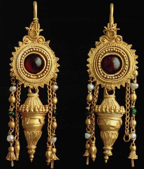 Bijou Etrusque Boucles d'oreilles, or, perles, grenat, entre 900 et I00 av JC Bijou Etrusque Boucles d'oreilles, or, perles, grenat, entre 900 et I00 av JC
