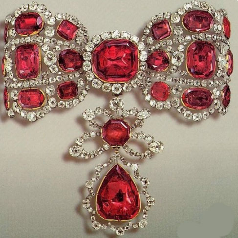 Bijou du XVIIIème Agrafe noeud à la Sévigné, or, argent, diamants, spinelles, Catherine II de Russie Bijou du XVIIIème Agrafe noeud à la Sévigné, or, argent, diamants, spinelles, Catherine II de Russie