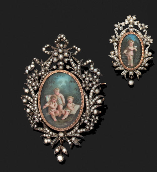 Bijou du XIX Broche porte souvenir et 1 boucle d'oreille, miniature sur émail, argent, or, 1/2 perles fines Bijou du XIX Broche porte souvenir et 1 boucle d'oreille, miniature sur émail, argent, or, 1/2 perles fines