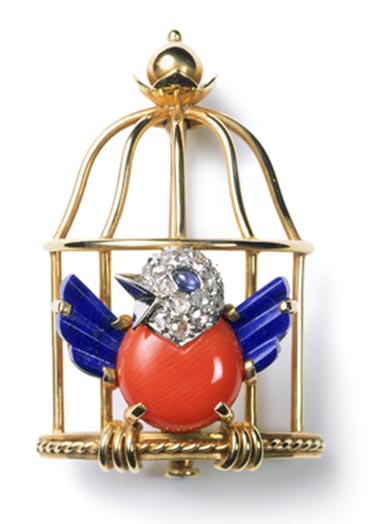 Bijou Tank et Rétro Broche "L'oiseau libéré" or, lapis lazulli, corail, diamant, Cartier 1945-1950 célèbre la Libération, en réponse à la broche "L'oiseau en cage" créée pendant la guerre