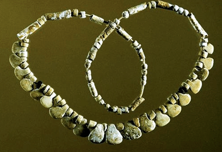 Collier préhistorique Néolithique pierres polies Suisse