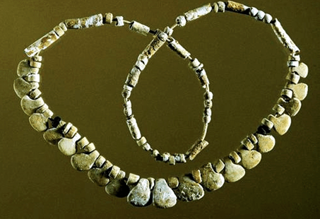 Collier préhistorique Néolithique pierres polies Suisse Collier préhistorique Néolithique pierres polies Suisse